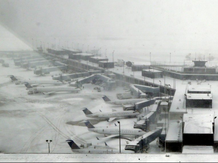 Brutal Storm at Chicago airport – 1300 flights canceled