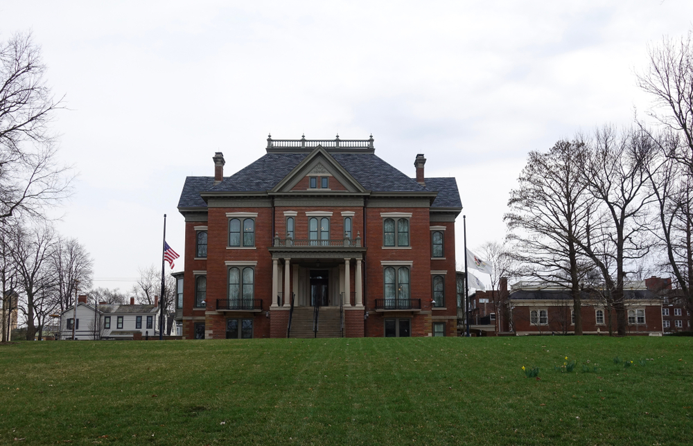 People visit the renovated mansion of Illinois Governor in a huge number