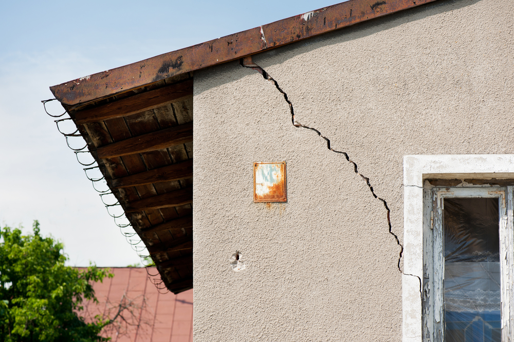 Athens shakes due to a strong earthquake: Buildings collapse