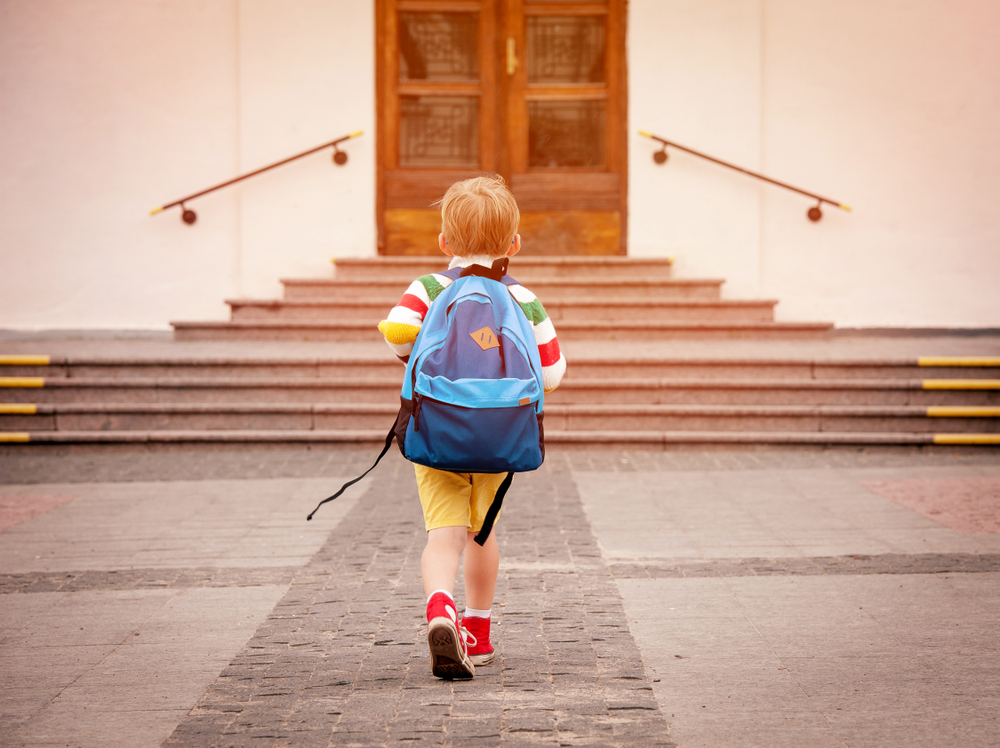 Volunteers from Chicago give away hundreds of backpacks to needy students