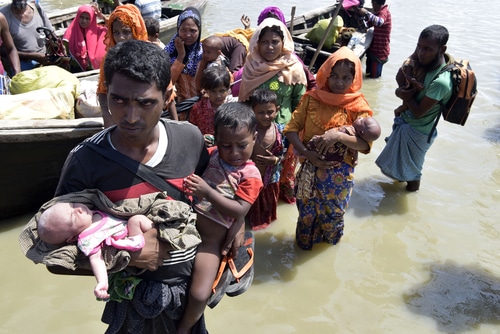 Ship carrying Rohingya immigrants drowns in Bay of Bengal